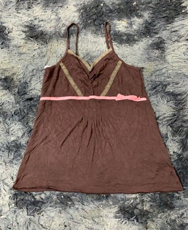 Braunes Camisole mit pinkem Bogen