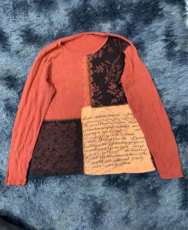 Langarm-Patchwork-T-Shirt mit Textdruck