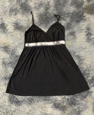 Schwarzes Kleid mit verzierten Taillenbereich