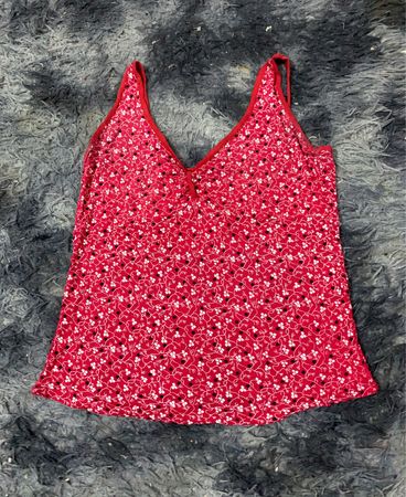 Rote Blumenmuster-Top