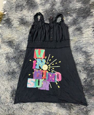 Schwarzes Kleid mit buntem Grafikdruck