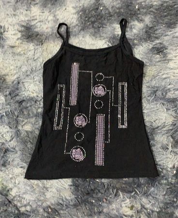 Schwarzes Tanktop mit dekorativen Verzierungen