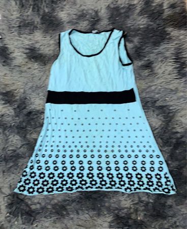 Hellblaues ärmelloses Kleid mit schwarzem Saum und floralem Muster