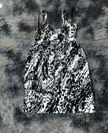 Schwarz-weißes abstraktes Druckkleid