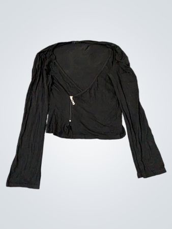 Schwarzes Langarmoberteil mit Reißverschlussdetails