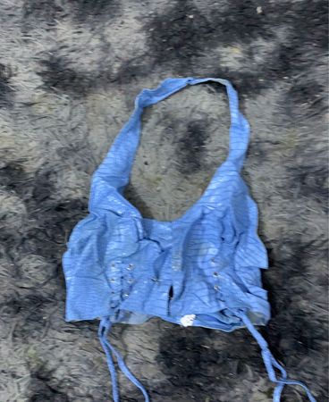 Blaues Halsbandoberteil mit Schnürdetails