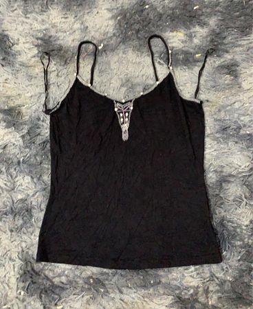 Schwarzes Cami mit verzierten Ausschnitt