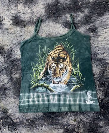 Der Bergtiger im Wassertank-Top