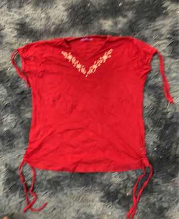 Rotes V-Ausschnitt-Top mit Kordeln