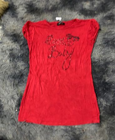 Rotes T-Shirt mit "Love is Baby" Grafik