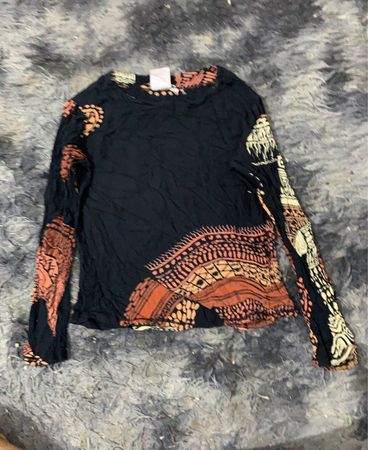 Schwarzes Langarmhemd mit Tribal-Muster