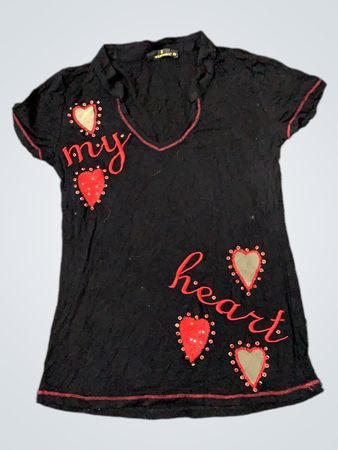 Schwarzes T-Shirt mit "my heart" Grafik