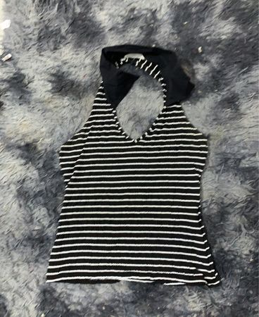 Schwarz-weißer gestreifter Neckholder-Top