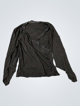 Schwarzes Langarmoberteil mit Spitze.