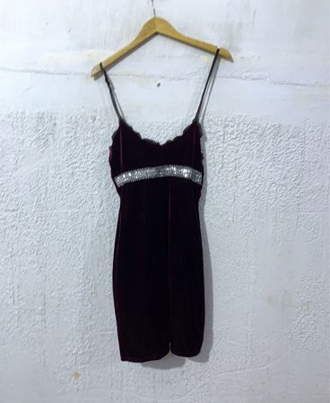 Samtmiederkleid mit Paillettenverzierung