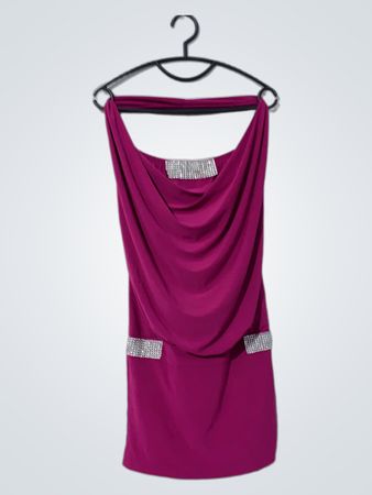 Rosa Kleid mit Strassverzierungen