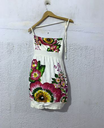 Weißes Blumenmusterkleid