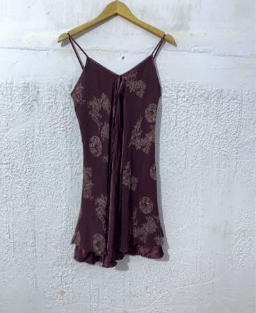 Burgunderfarbenes Slipkleid mit goldenem Blumendruck