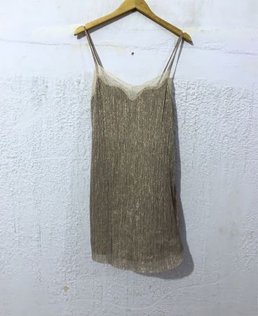 Goldene Plisseetop mit Spitzendetail