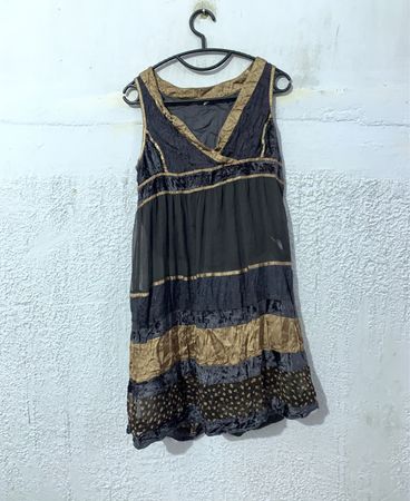 Schwarzes und goldenes ärmelloses Kleid mit gestuftem Rock