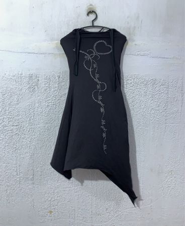 Schwarzes ärmelloses asymmetrisches Kleid mit Herz- und Wirbel-Design
