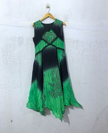 Grünes und schwarzes Ombre-Kleid mit schwarzem Muster