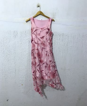 Pinkes, blumenbedrucktes ärmelloses Kleid