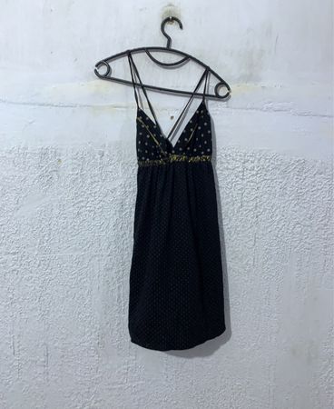 Schwarzes Kleid mit goldenen Punkten