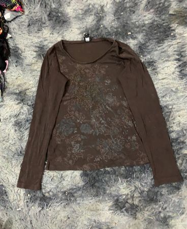 Braunes Langarmshirt mit floralen Design