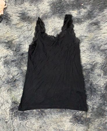 Schwarzes Tanktop mit Spitzenbesatz
