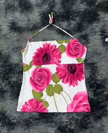 Weißes Haltertop mit rosa Blumenmuster