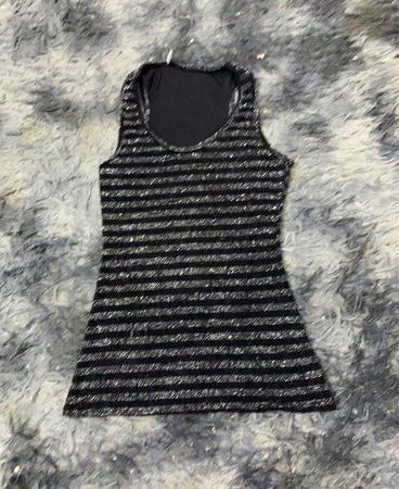Schwarz-weißer gestreifter Tanktop