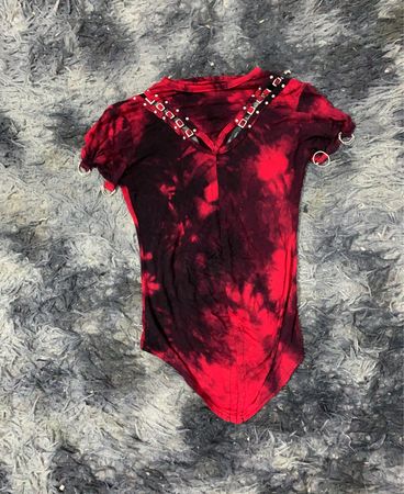 Rotes und schwarzes Batik-T-Shirt mit silbernen Beschlägen