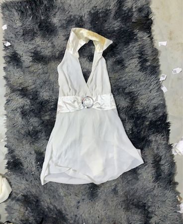 Weißes Halterkleid mit silberner Schnalle
