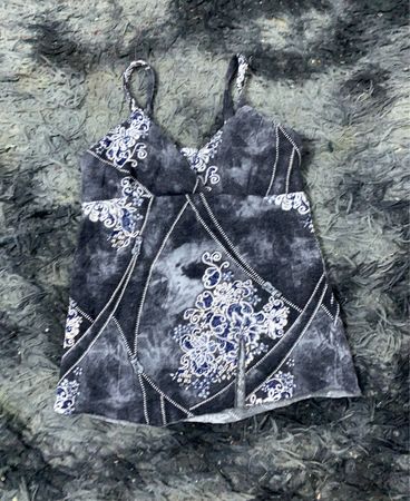 Schwarzes und weißes Batik-Top mit blauem Blumenmuster