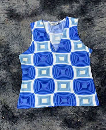 Ärmelloses Oberteil mit geometrischem blau-weißen Muster