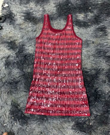 Rotes Pailletten-Topkleid