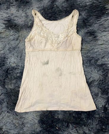 Weißes Tanktop mit Spitzenbesatz