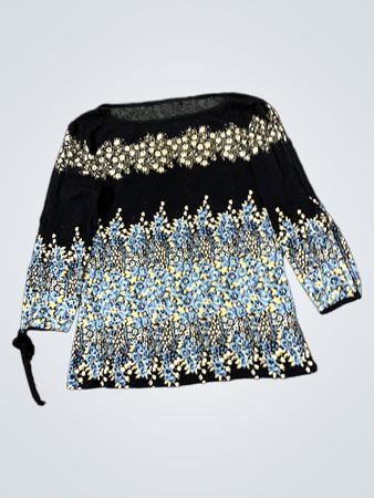 Schwarzes Langarmshirt mit blauem und gelbem Blumenmuster