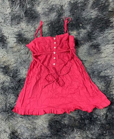 Rosa Rüschensaumkleid mit Knöpfen