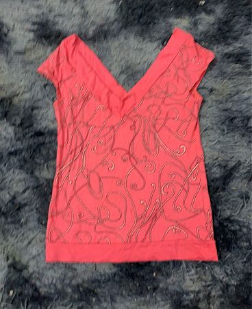 Rosa V-Ausschnitt-T-Shirt mit Wirbelmuster