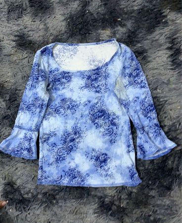 Blaues Batik-Bell-Sleeve-Top