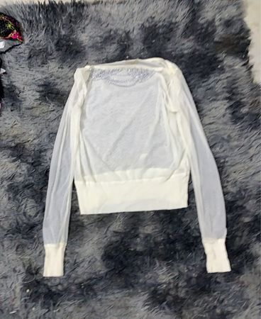 Durchsichtiger weißer Pullover mit langen Ärmeln