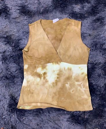 Ärmelloses V-Ausschnitt-Top mit Batikmuster