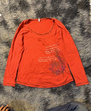 Rotes Langarmshirt mit floralem Design