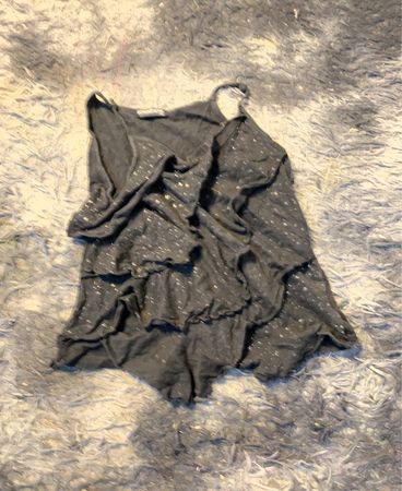 Schwarzes Tanktop mit Rüschen und Glitzerdetails