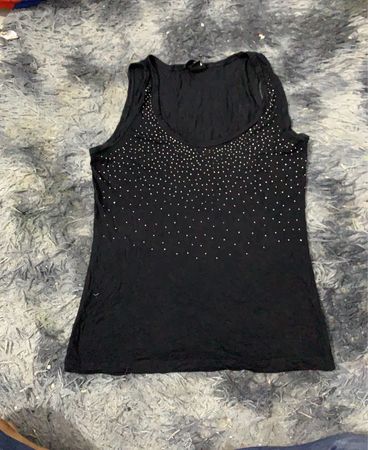 Schwarzes Tanktop mit Strasssteinen