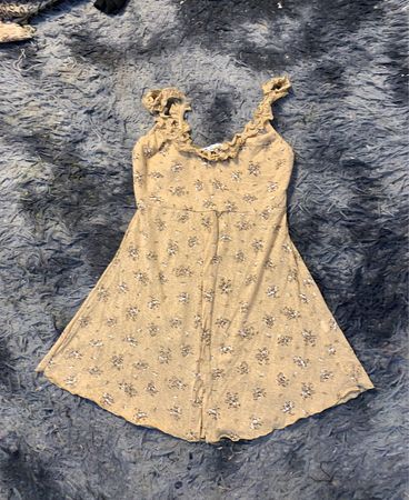 Braunes floral gemustertes Rüschenspaghetti-Trägerkleid