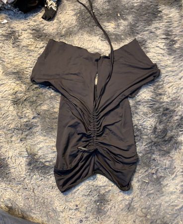 Schwarzes gerafftes Kleid
