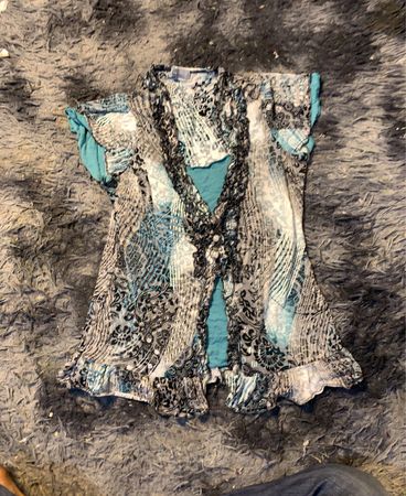 Durchsichtige bedruckte Kimono-Style-Bluse mit Rüschensaum